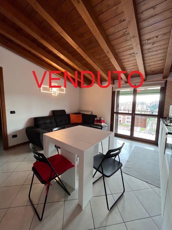 MANSARDA CON TRAVI A VISTA MANSARDA CON TRAVI A VISTA